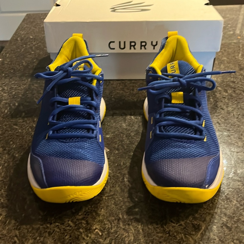 Curry by under armor size 7, unisex sneakers